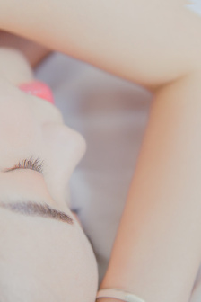 公咬着小娇乳H边走边欢视频